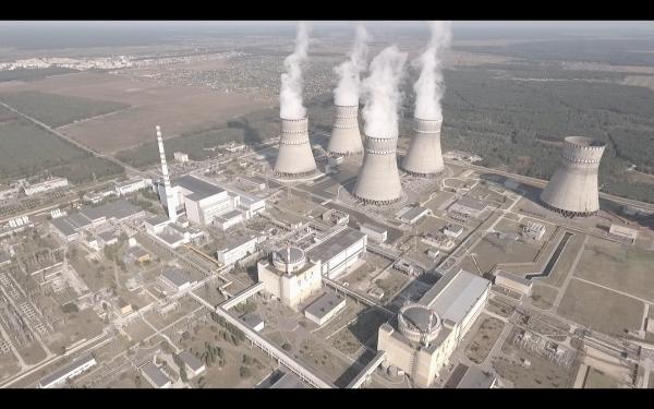 Bild 1 von 3: Das westukrainische Atomkraftwerk Rivne. Hier kommen Kernbrennstäbe des amerikanisch-kanadischen Konzerns Westinghouse zum Einsatz. Die Ukraine hatte sich als einziges osteuropäisches Land bereits im Jahr 2001 dazu entschieden, die Abhängigkeit von Russland zu beenden und beauftragte Westinghouse, die notwendigen sechseckigen Kernbrennstäbe für die Atomkraftwerke russischer Bauart zu entwickeln.