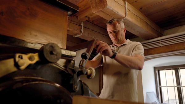 Bild 1 von 3: Im Bild: Didi Tatzl beim Bedienen der Walzenstühle in der Traussner Mühle.