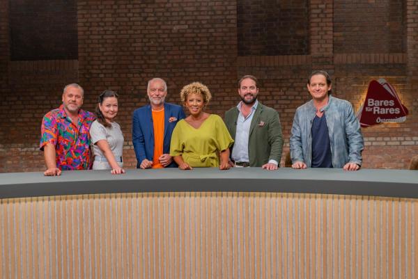 Bild 1 von 3: Arabella Kiesbauer (4.v.l.)