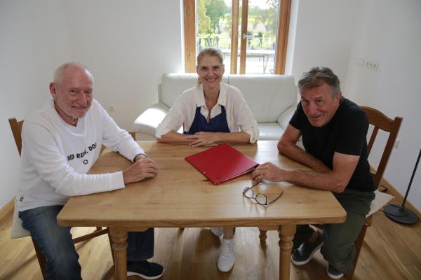 Bild 1 von 11: Corinna Binzer mit Mann Sepp Schauer (links) und Schauspielkollege Hans Schuler (rechts) beim Dreh für die Lebenslinien.