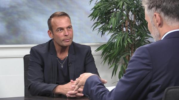 Bild 1 von 7: Christian Jaeger zu Gast bei Bibel TV Das Gespraech mit Moderator Wolfgang Severin (r.)