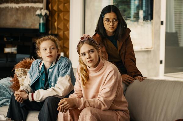 Bild 1 von 3: Franzi (Bella Bading), Marie (Lilith Johna) und Kim (Purnima Grätz) sind froh über den gelösten Fall.