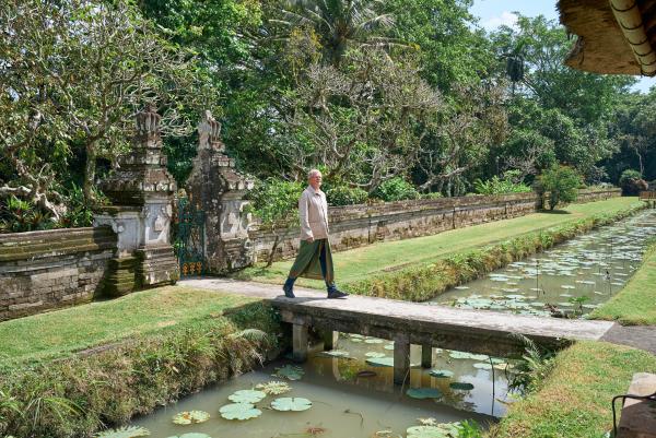 Bild 1 von 10: Christopher Clark auf dem Weg in den Taman Ayun Tempel auf Bali.