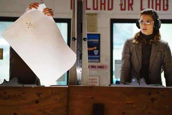 Bild 1 von 43: Kate (Stana Katic, r.) kann es nicht glauben: Zhang (Linda Park, l.) schießt um ein Vielfaches besser als sie ...