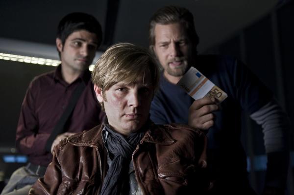 Bild 1 von 22: Mick Brisgau (Henning Baum, r.) und sein Kollege Andreas Kringge (Maximilian Grill, l.) ermitteln in einem neuen Mordfall. Doch haben sie mit Ben Albrecht (Kai Ivo Baulitz, M.) den Mörder entlarvt?