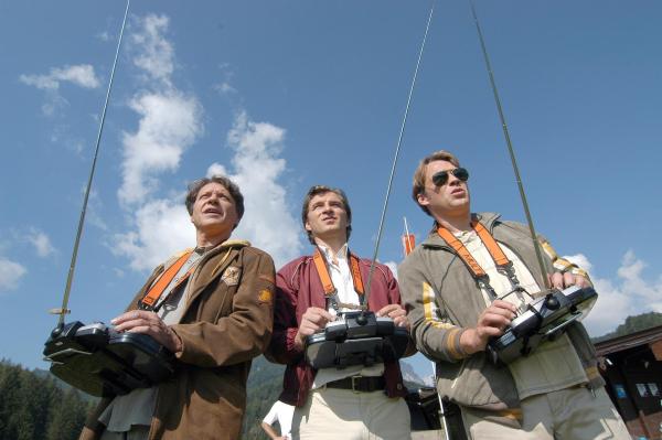 Bild 1 von 17: Im Bild (v.li.): Helmut Berger (Konrad Ortner), Daniel Doujenis (Stefan Hartmann), Pierre Besson (Christian König).