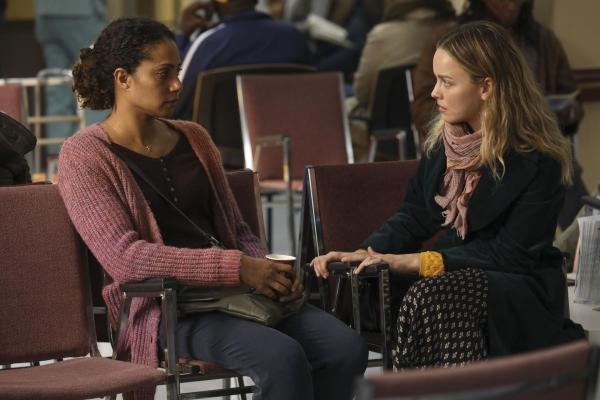 Bild 1 von 11: Regina Howard (Christina Moses, l.); Maggie Bloom (Allison Miller)