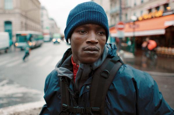 Bild 1 von 3: Souleymane (Abou Sangaré) versucht, sich in Paris als Essenslieferant über Wasser zu halten.