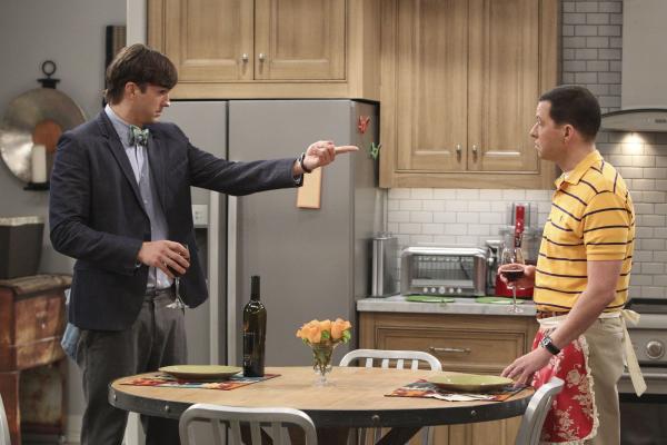 Bild 1 von 11: Nach einem Herzinfarkt, möchte Walden (Ashton Kutcher, l.) sein Leben verändern. Doch dazu braucht er Alan (Jon Cryer, r.). Kann das gutgehen?