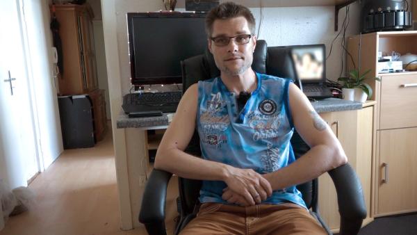 Bild 1 von 3: Der 42-jährige Tino wurde vor sieben Jahren bei einer brutalen Prügelattacke so schwer verletzt wurde, dass er danach von seinem Arbeitgeber aus gesundheitlichen Gründen entlassen wurde.