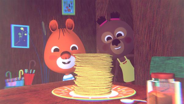 Bild 1 von 1: Edmund und Luzie verspeisen einen großen Berg leckerer Pfannkuchen zum Frühstück.