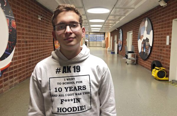 Bild 1 von 1: Constantin ist taub. Damals, 2009, hatte Constantin aus Frankfurt nur einen Wunsch: ein ganz normaler Junge zu sein. Dank harter Arbeit und mit Hilfe einer Logopädin hat er in den vergangenen 11 Jahren ganz gut Sprechen gelernt und träumt von einer Karriere als Schauspieler.