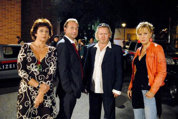 Bild 1 von 38: Im Bild (v.li.): Mona Seefried (Ernie Kremser), Dietrich Siegl (Otto Dirnberger), Gregor Seberg (Helmuth Nowak), Lilian Klebow (Penny Lanz).