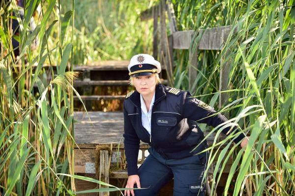 Bild 1 von 1: Im Bild: Nele Fehrenbach (Floriane Daniel) entdeckt eine Leiche im Schilf.