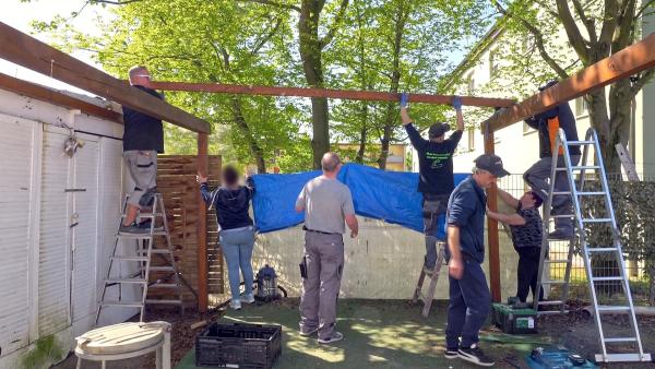 Bild 1 von 2: Heute wird mit vielen Helfern die Pergola von Dagmars Haus abgebaut