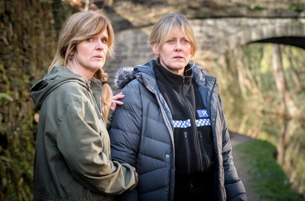 Bild 1 von 1: Nach ihrem Krankenhausaufenthalt leidet Catherine (Sarah Lancashire, re.) unter den Folgen des traumatischen Angriffs. Sie ahnt noch nicht, dass Tommy bereits ihrem Enkel Ryan aus der Distanz auflauert.