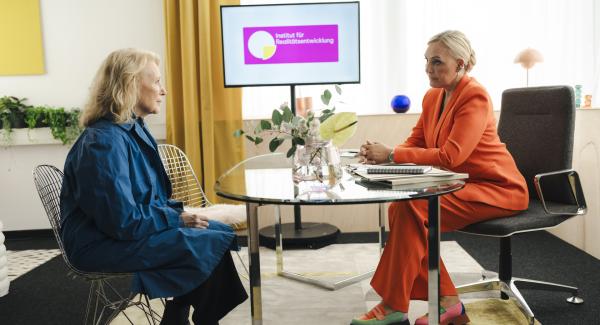 Bild 1 von 1: Natascha Ochsenknecht (r.) will Maren Kroymann (l.) zum Realitystar werden lassen!