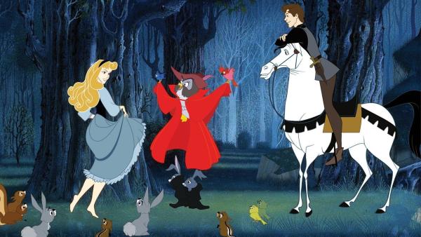Bild 1 von 10: Die Legende beginnt mit der Geburt von Prinzessin Aurora - ein erfreulicher Anlass, der aber die böse Hexe Malefiz vor Neid platzen lässt. Im Laufe der Jahre wächst die Prinzessin zu einer wunderschönen und anmutigen jungen Frau heran, beschützt durch die drei guten Feen. Doch an ihrem 16. Geburtstag sticht sich Aurora an einer verfluchten Spindel und fällt in einen tiefen Schlaf - und mit ihr das ganze Königreich. Nur der tapfere Prinz Phillip kann den feuerspuckenden Drachen besiegen und sich seinen Weg zum Turm erkämpfen, um die Prinzessin aus ihren Träumen zu erwecken.