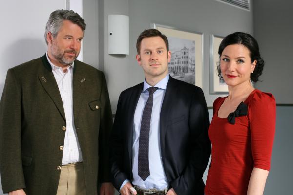 Bild 1 von 3: Neuzugang Sebastian König (Mark-Alexander Solf, M.) ist der Neffe von Dr. Lauser-König aus dem Innenministerium. Das sorgt vor allem bei Stadler (Dieter Fischer, l.) und Stockl (Marisa Burger, r.) für Nervosität.