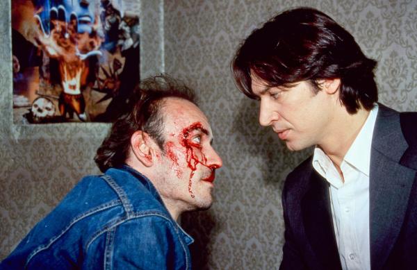 Bild 1 von 8: Im Bild: Richie Moser (Tobias Moretti, re.) versucht von dem verletzten Otto Votava (Markus Siebert) Informationen zu bekommen.