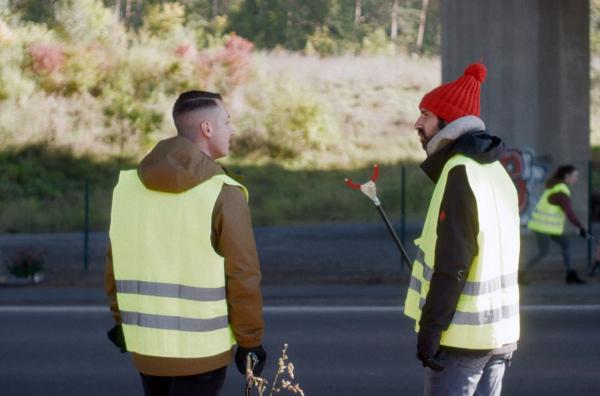 Bild 1 von 5: Der Bürgermeister von Weissach (li.) will die Menschen dazu bringen, sparsamer zu leben. Kann Rami (re.) ihn mit seiner Mission überzeugen?