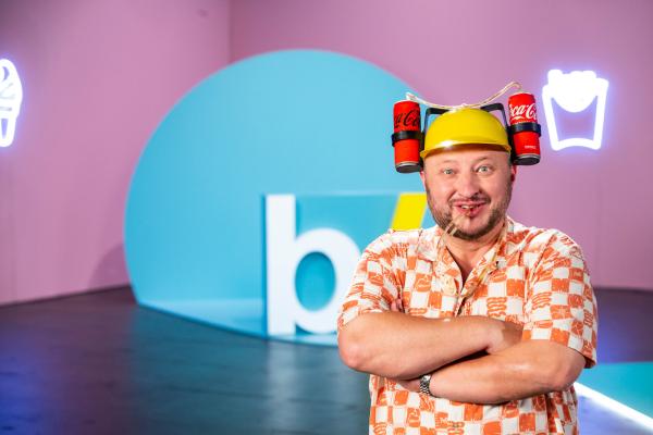 Bild 1 von 14: Sebastian Lege, Lilly Temme und Florian Reza nehmen das klebrige Geschäft von Coca Cola auseinander und decken die miese Masche hinter der zuckerfreien Cola Alternative auf.