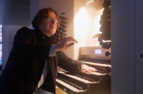 Bild 1 von 3: Der Organist Franz Danksagmüller spielt ?Volumina? von György Ligeti.