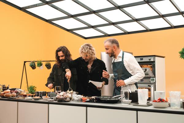 Bild 1 von 3: Jan Böhmermann (r.) mit Tom (l.) und Bill Kaulitz M.) in der Sendung \