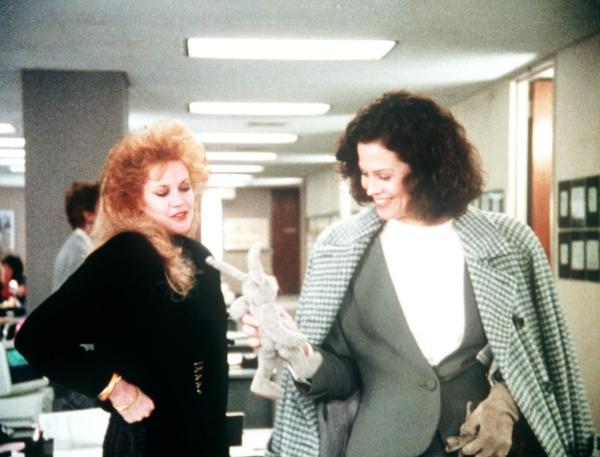 Bild 1 von 5: All ihre Hoffnungen legt Tess (Melanie Griffith, l.) in ihre neue Chefin (Sigourney Weaver, r.). Doch dann klaut Katherine ihr eine geniale Idee und gibt sie als die eigene aus ...