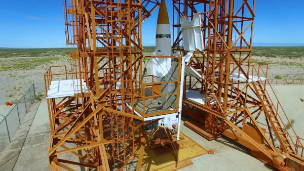 Bild 1 von 3: Auch in White Sands, New Mexico, wurden V2-Raketen in den Weltraum entsandt. Noch immer ragen die Startrampen verlassen in der Wüste empor.