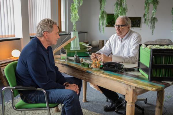Bild 1 von 7: Arthur Bauer (Gerd Silberbauer, l.) stellt sich bei Heiner Feldmann (Reiner Schöne, r.) vor.