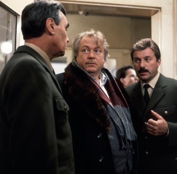 Bild 1 von 1: Onkel Ludwig (Günther Strack) ist verhaftet worden - gegen ihn liegt ein Haftbefehl vor, der den Drombuschs noch einige Sorgen bereiten wird.