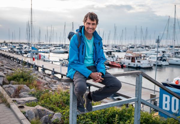 Bild 1 von 7: Uli Kunz sitzt in Kühlungsborn am Hafen.