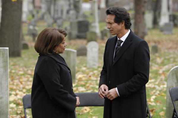 Bild 1 von 7: (l-r) S. Epatha Merkerson as Lt. Anita Van Buren, Benjamin Bratt as Rey Curtis -- NBC
