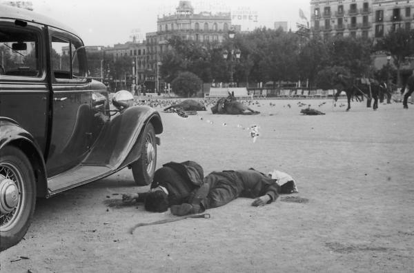 Bild 1 von 1: Madrid wird während des Spanischen Bürgerkriegs (1936-1939) unablässig bombardiert. Tote liegen auf den Straßen ? Zeugnis des brutalen Krieges und seiner Schrecken.