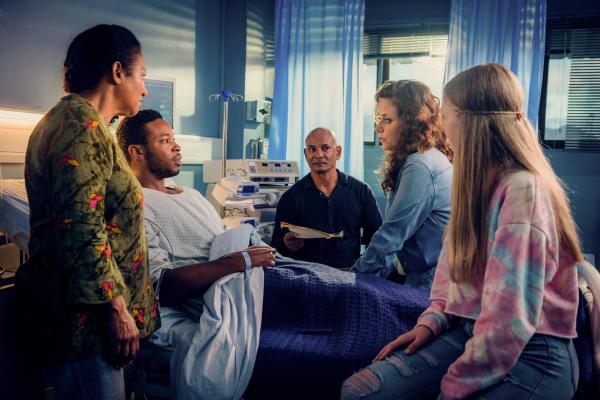 Bild 1 von 18: Im Bild: Dr. Filipa Wagner (Anja Knauer) beobachtet wie Remi (Danny Bhowaneedin) und Amina (Doris Chellen) ihren Sohn Jean (Dimitri Abold) besuchen.