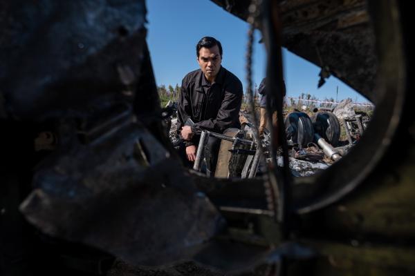 Bild 1 von 3: Die Ermittler untersuchen an der Unfallstelle ein verkohltes Triebwerk.