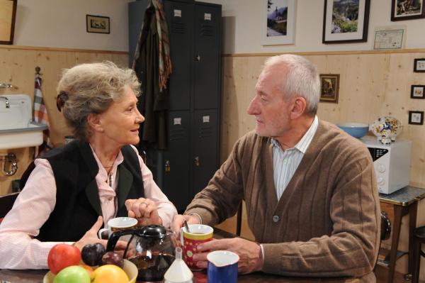 Bild 1 von 10: Hildegard (Antje Hagen, l.); Alfons (Sepp Schauer, r.)
