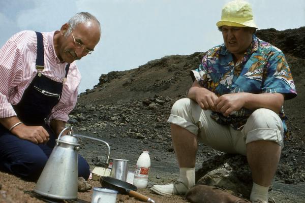 Bild 1 von 7: Ende gut, alles gut. Genüsslich frühstücken Peter (Peter Lustig, l.) und der Nachbar (Helmut Krauss, r.).