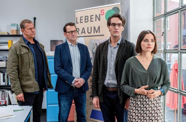 Bild 1 von 16: Im Bild: Die Kommissare Finn (Sven Martinek, l.) und Lars (Ingo Naujoks, 2.v.l.) überbringen Frank Eschenburg (Pascal Houdus, 2.v.r.) und dessen Ehefrau Ellen (Paula Schramm, r.) die Nachricht vom tödlichen Anschlag auf Franks Zwillingsbruder Jan.