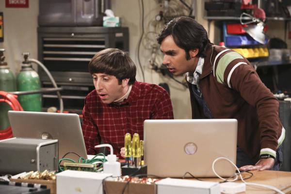 Bild 1 von 13: Howard (Simon Helberg, l.) und Raj (Kunal Nayyar, r.) freuen sich riesig, dass ihre neue Erfindung funktioniert. Da erhalten sie plötzlich eine merkwürdige E-Mail von der NASA. Unterdessen haben Leonard und Penny alle Hände voll damit zu tun, einen Familienstreit zu verhindern ...