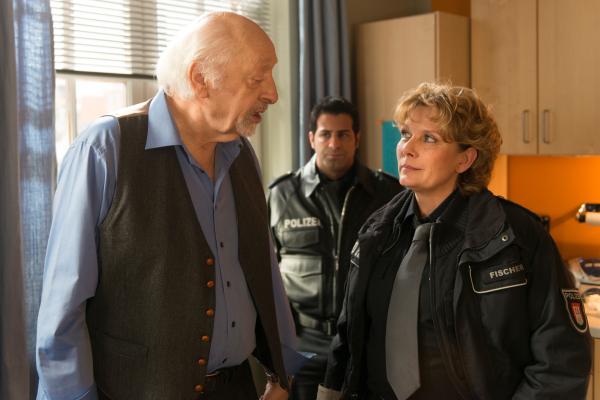 Bild 1 von 15: Rufi (Karl Dall, l.) kann es nicht lassen, mit Claudia (Janette Rauch, r.) zu flirten. Tarik (Serhat Cokgezen, M.) beobachtet die Szene amüsiert.