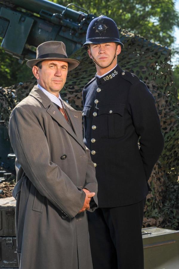 Bild 1 von 10: Im Bild (v.li.): Phil Daniels (Inspector Hardcastle), Ben Righton (Constable Jenkins).