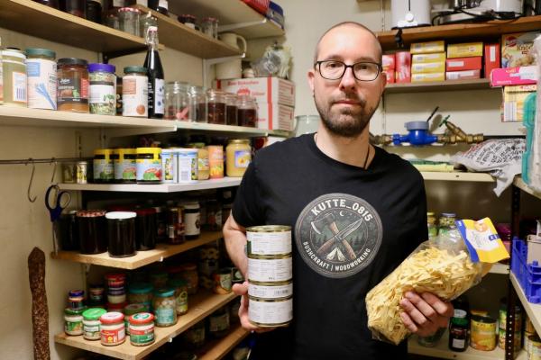 Bild 1 von 6: Vorräte für einen Monat im Keller: Marius ist vorbereitet für den Ernstfall