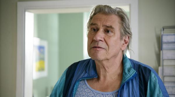 Bild 1 von 25: Michael Kubatsky (Michael Kind) am Empfang der Praxis.