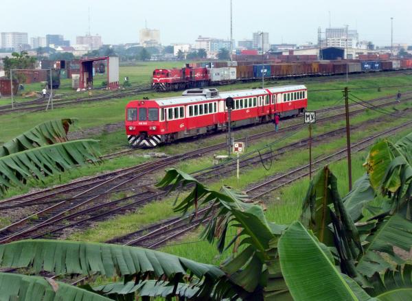 Bild 1 von 2: Ausfahrt in der Hafenstadt Douala.