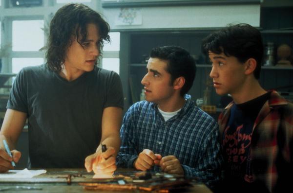 Bild 1 von 9: (v.l.n.r.) Patrick Verona (Heath Ledger); Michael Eckman (David Krumholtz);Cameron James (Joseph Gordon-Levitt)