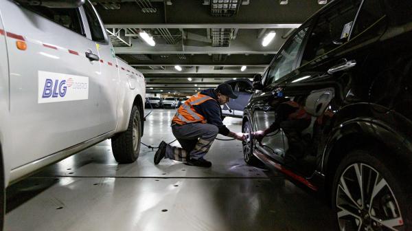 Bild 1 von 8: Pannenhelfer Deev Wiebusch sorgt auf dem Autoterminal Bremerhaven dafür, dass liegengebliebene Fahrzeuge wieder zum Laufen gebracht werden. Und das bei 1,5 Millionen Fahrzeugen, die jährlich hier umgeschlagen werden.