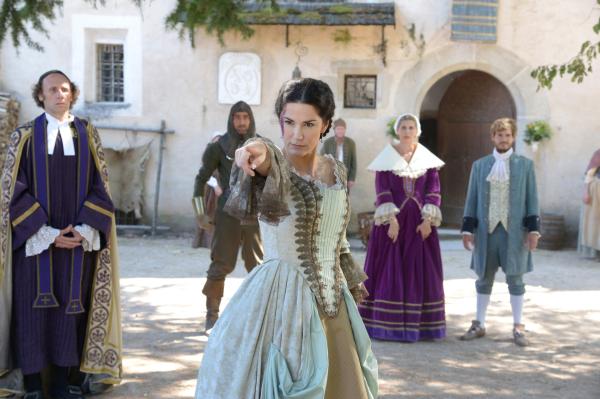 Bild 1 von 4: V.li.: Pfarrer (Konrad Hochgruber), Walpurga von Schwarztal (Mariella Ahrens), Zofe Uta (Paula Paul) und Landgraf Konrad (Peter Foyse)