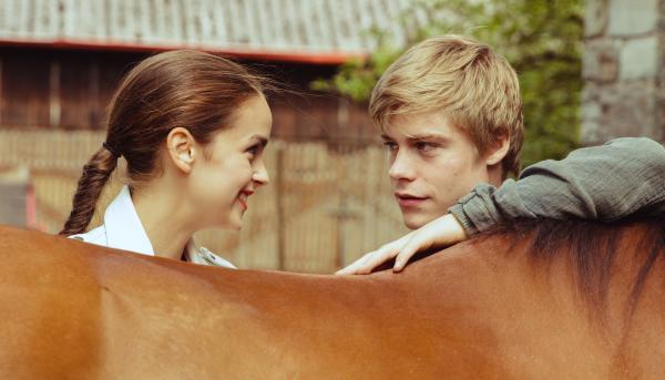Bild 1 von 6: Patrizia (Luise Befort) versucht mit Nils (Tom Gramez) zu flirten.